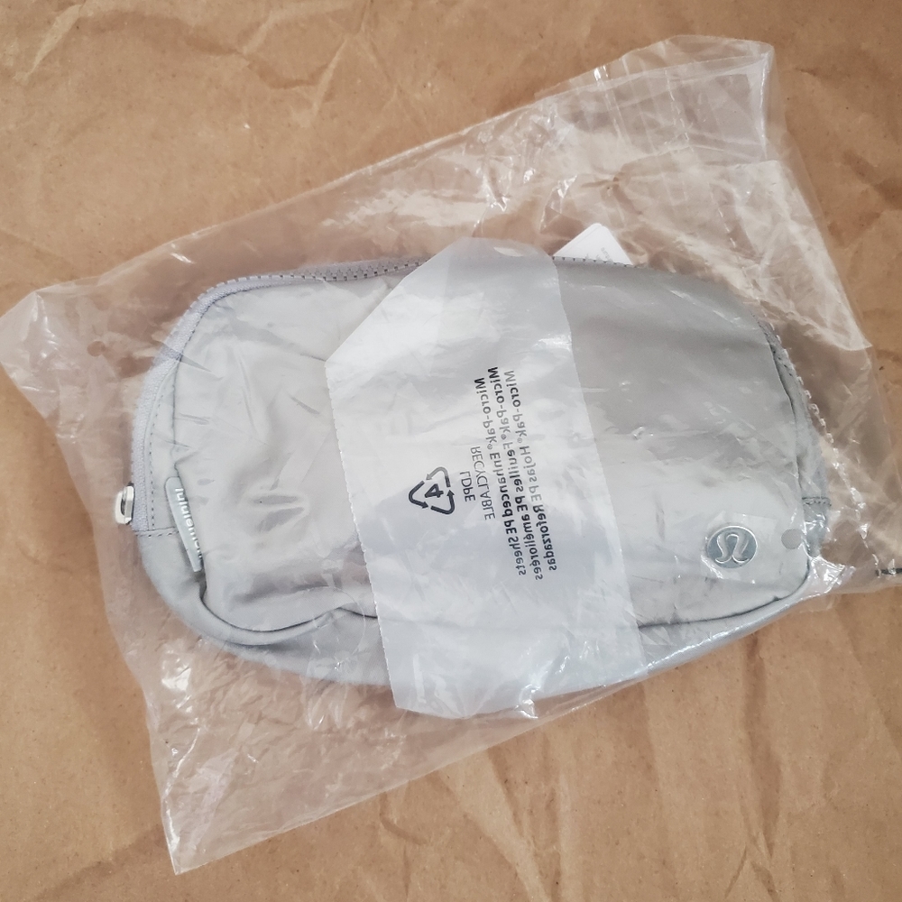 BNWT Lululemon Everywhere 1L Belt Bag - Silver Drop/White